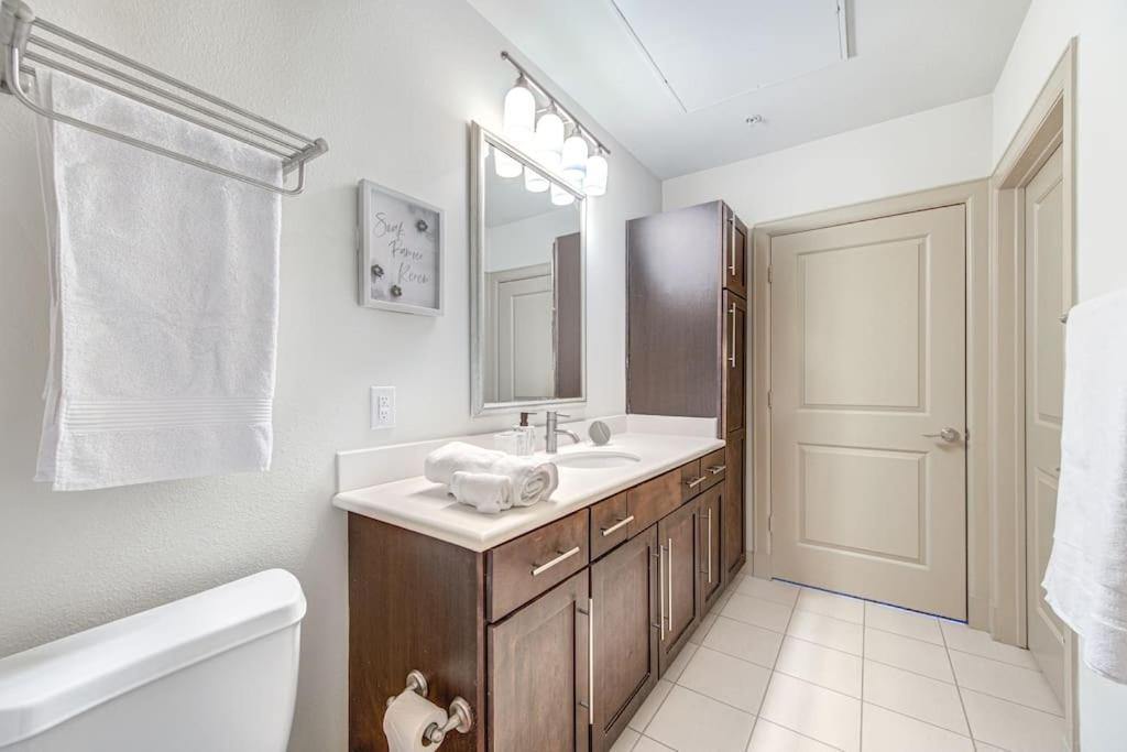 شقة Chic 1Br Near Nrg With Pool Wifi Freeparking هيوستن المظهر الخارجي الصورة