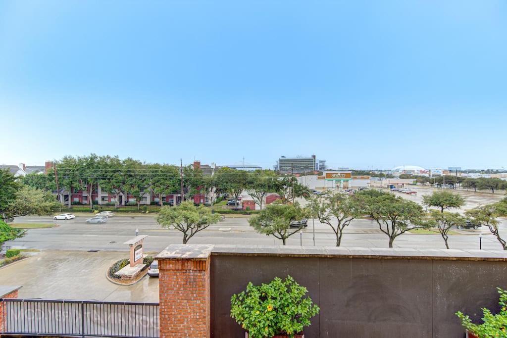 شقة Chic 1Br Near Nrg With Pool Wifi Freeparking هيوستن المظهر الخارجي الصورة