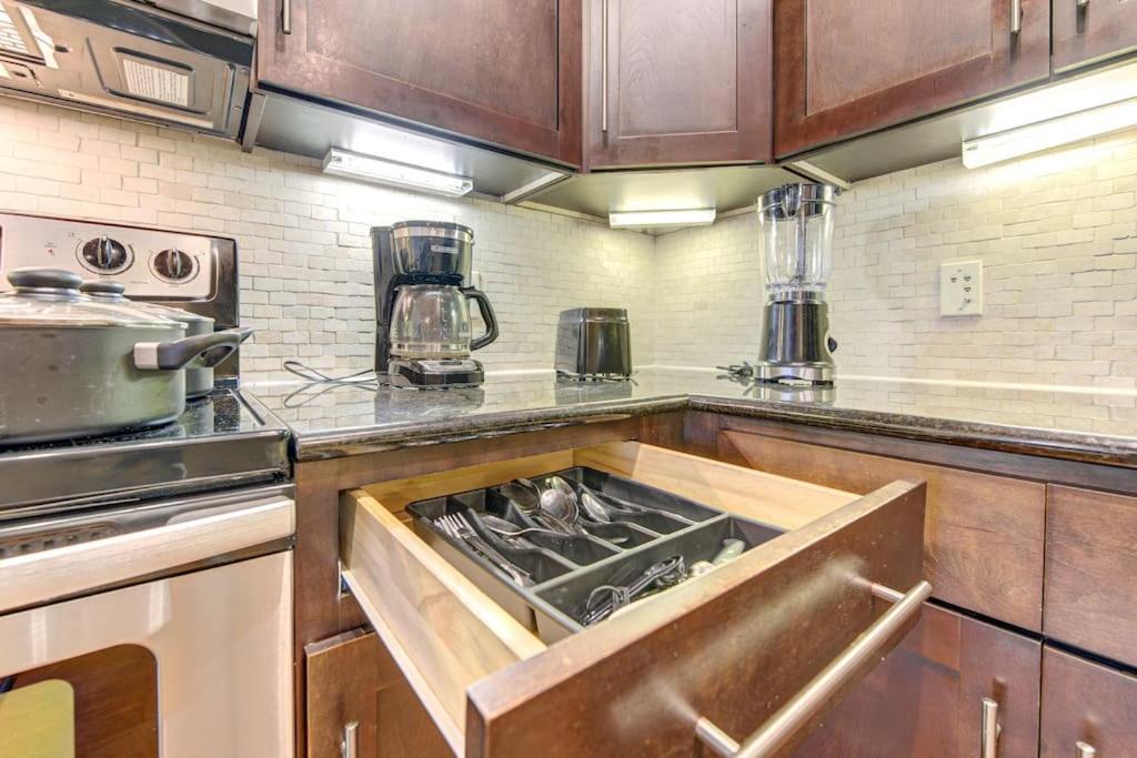 شقة Chic 1Br Near Nrg With Pool Wifi Freeparking هيوستن المظهر الخارجي الصورة