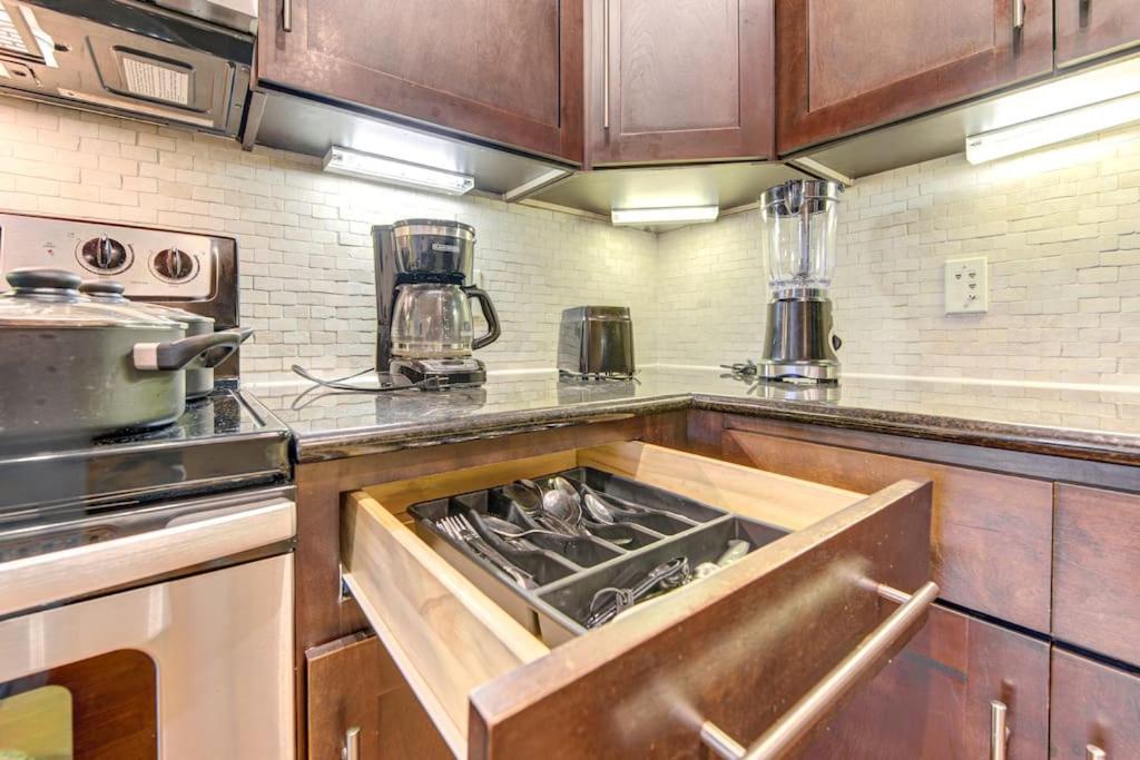 شقة Chic 1Br Near Nrg With Pool Wifi Freeparking هيوستن المظهر الخارجي الصورة
