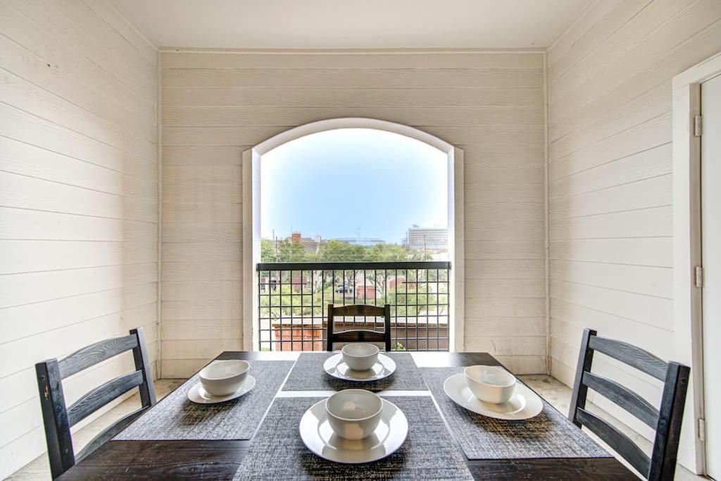 شقة Chic 1Br Near Nrg With Pool Wifi Freeparking هيوستن المظهر الخارجي الصورة