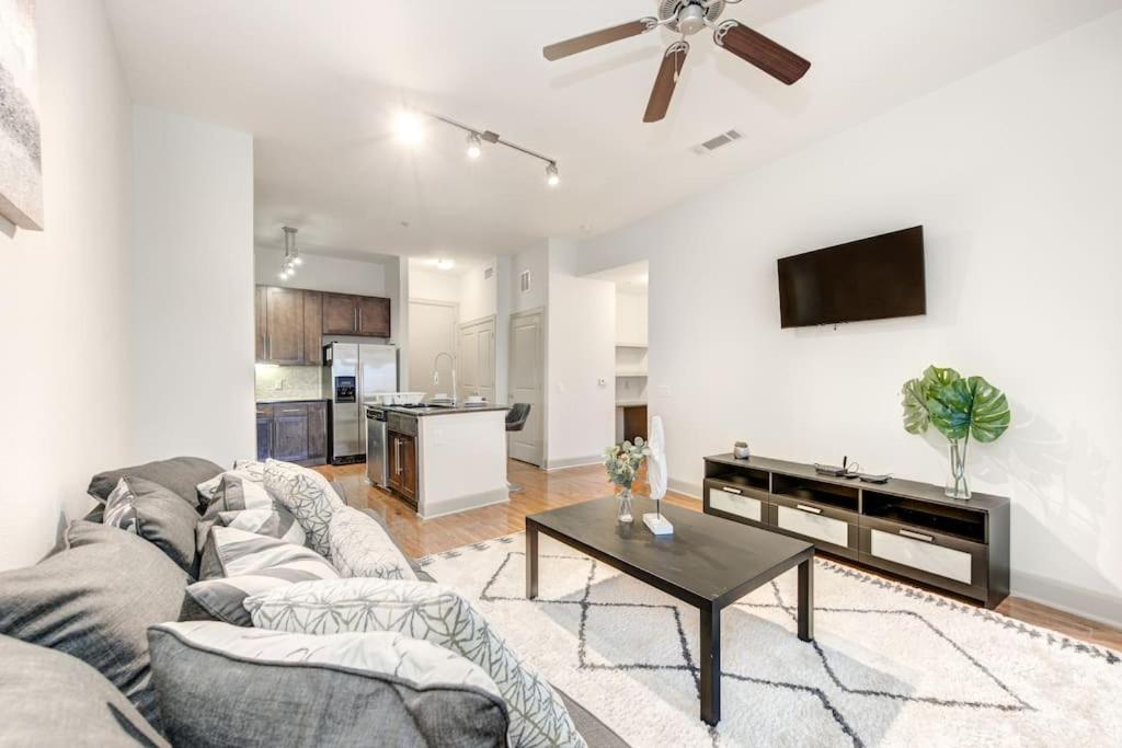 شقة Chic 1Br Near Nrg With Pool Wifi Freeparking هيوستن المظهر الخارجي الصورة